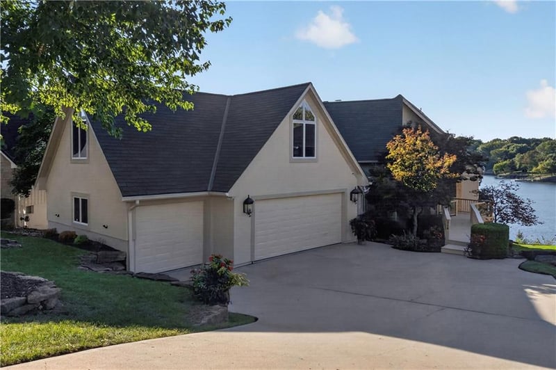 118 NE Edgewater Dr, Lee's Summit, MO 64064