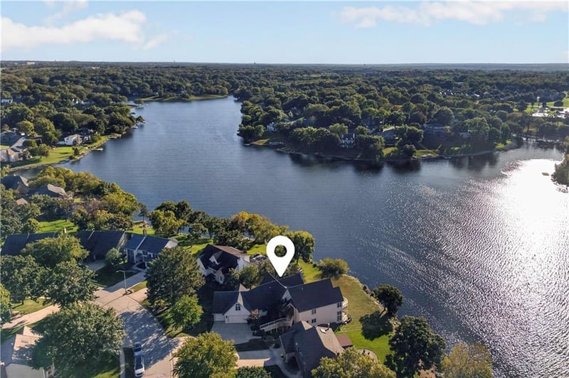 118 NE Edgewater Dr, Lee's Summit, MO 64064