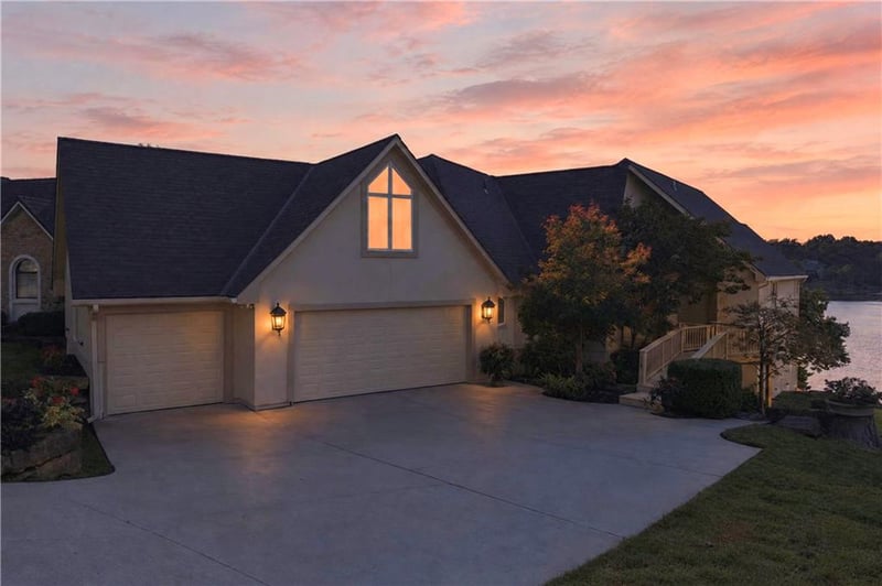 118 NE Edgewater Dr, Lee's Summit, MO 64064