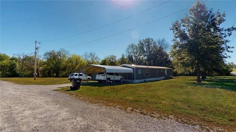 17014 Long Knife Rd, Nevada, MO 64772