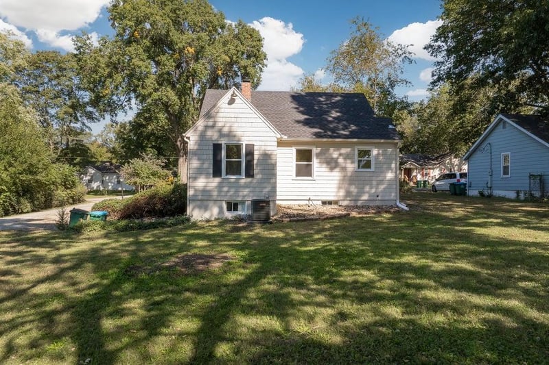 1105 NE Maple Dr, Kansas City, MO 64118