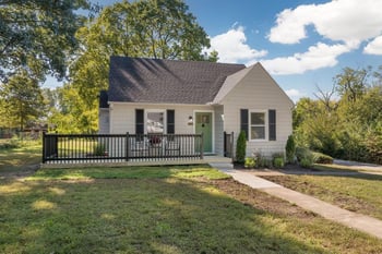 1105 NE Maple Dr, Kansas City, MO 64118