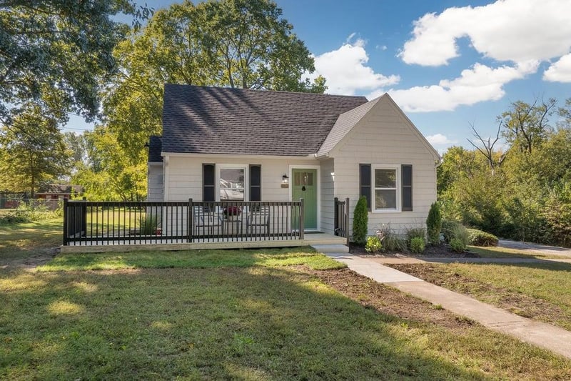 1105 NE Maple Dr, Kansas City, MO 64118