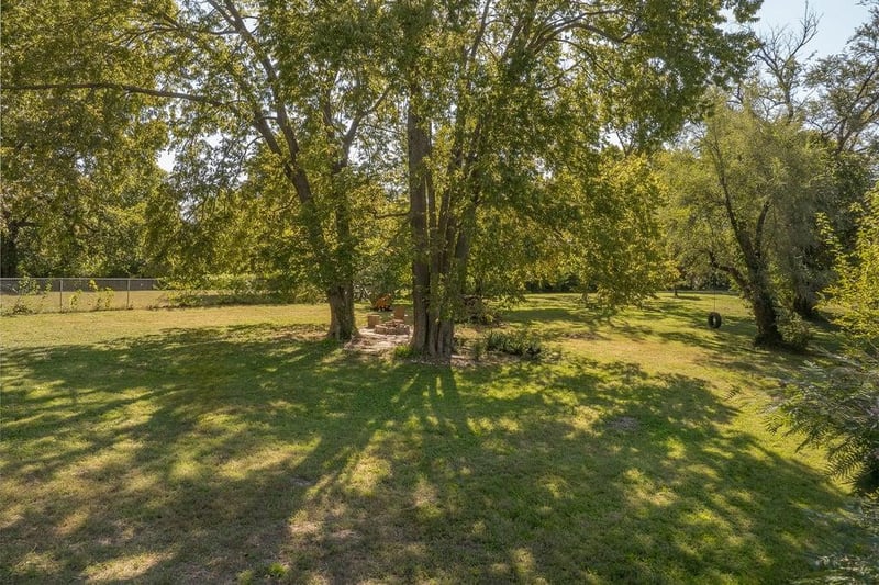 1105 NE Maple Dr, Kansas City, MO 64118