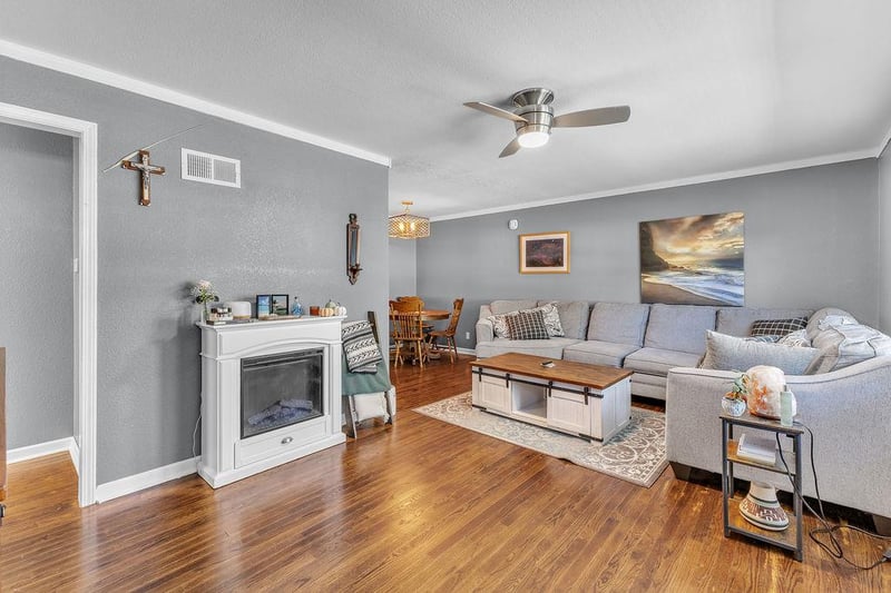 6702 N Charlotte St, Gladstone, MO 64118