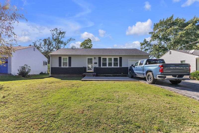 6702 N Charlotte St, Gladstone, MO 64118