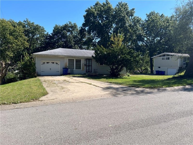 6001 N Michigan Pl, Gladstone, MO 64118