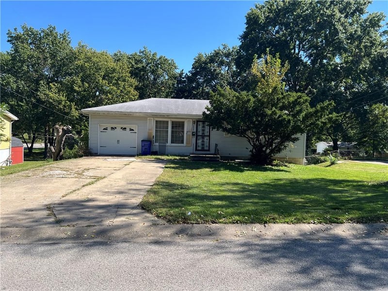 6001 N Michigan Pl, Gladstone, MO 64118
