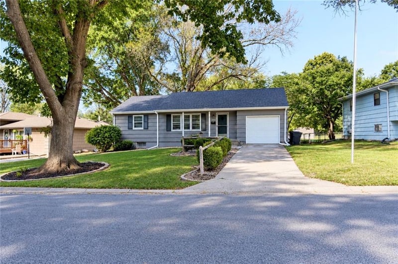 302 NE Howard St, Lee's Summit, MO 64063