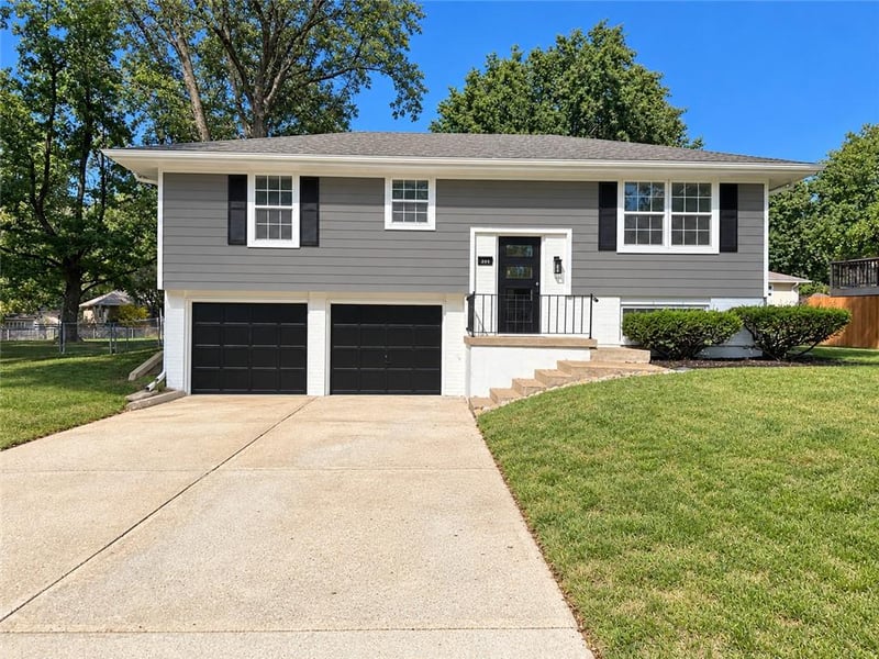 205 SW Kingscross Rd, Blue Springs, MO 64014