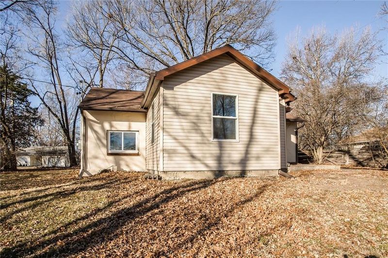 9043 Walnut St, Kansas City, MO 64114