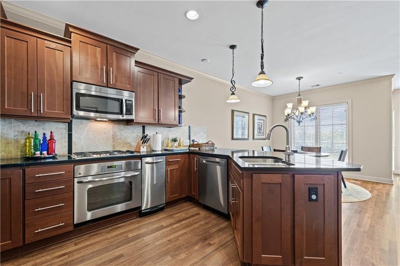 10531 Mission Rd #206, Leawood, KS 66206