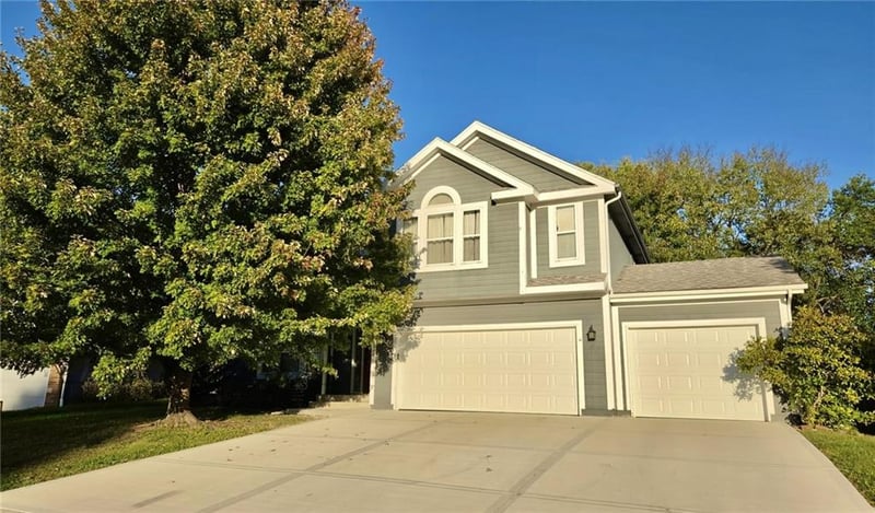 1329 SE Dalton Dr, Lee's Summit, MO 64081