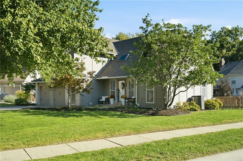 206 NE Shoreview Dr, Lee's Summit, MO 64064