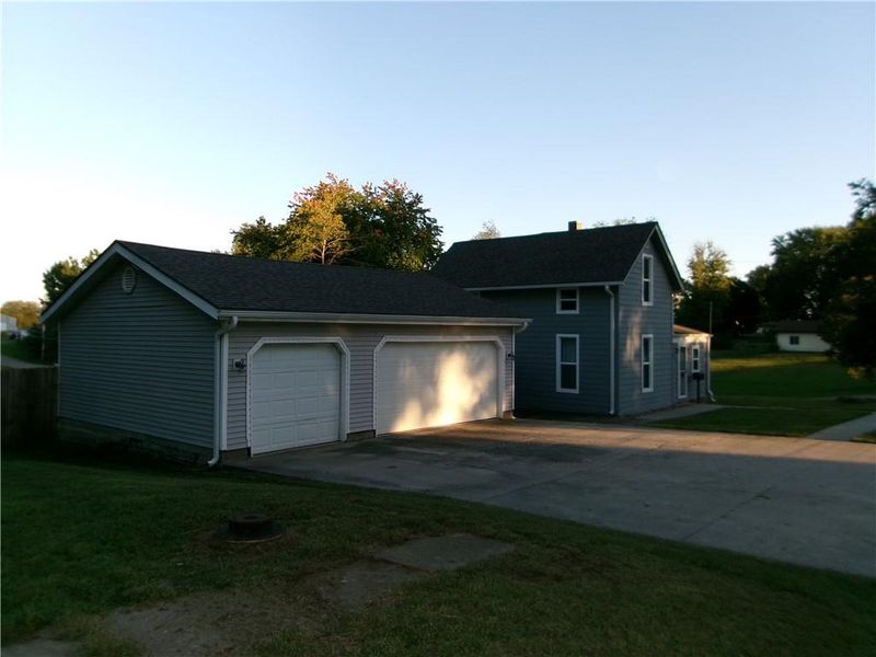 302 N Kansas St, Highland, KS 66035
