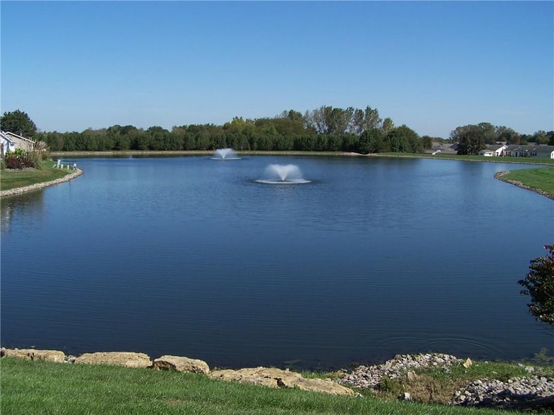 904 NE White Oaks Ln, Oak Grove, MO 64075