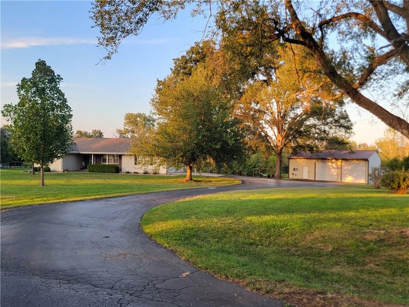 22195 Dunn Dr, Spring Hill, KS 66083