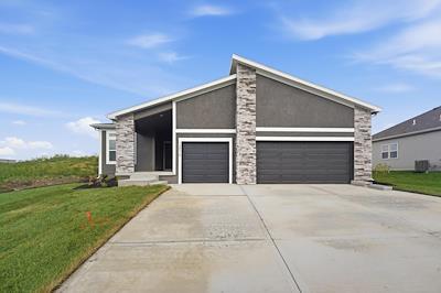 1600 SW 9th St, Oak Grove, MO 64075