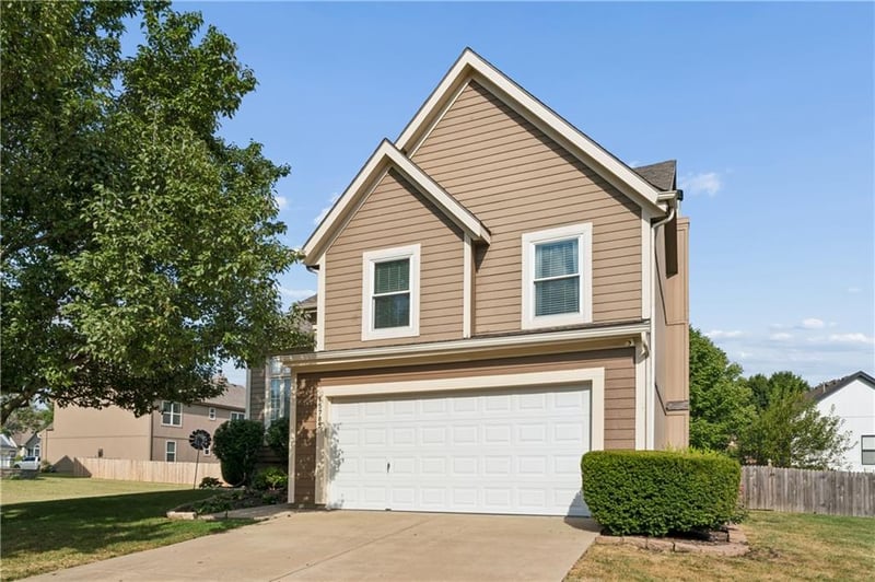 15785 S Locust St, Olathe, KS 66062