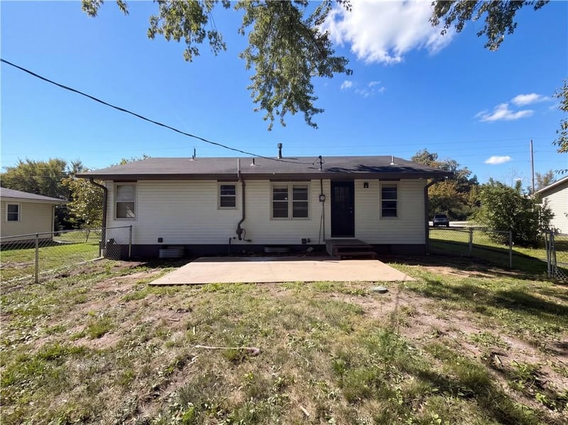 21809 S Peculiar Dr, Peculiar, MO 64078