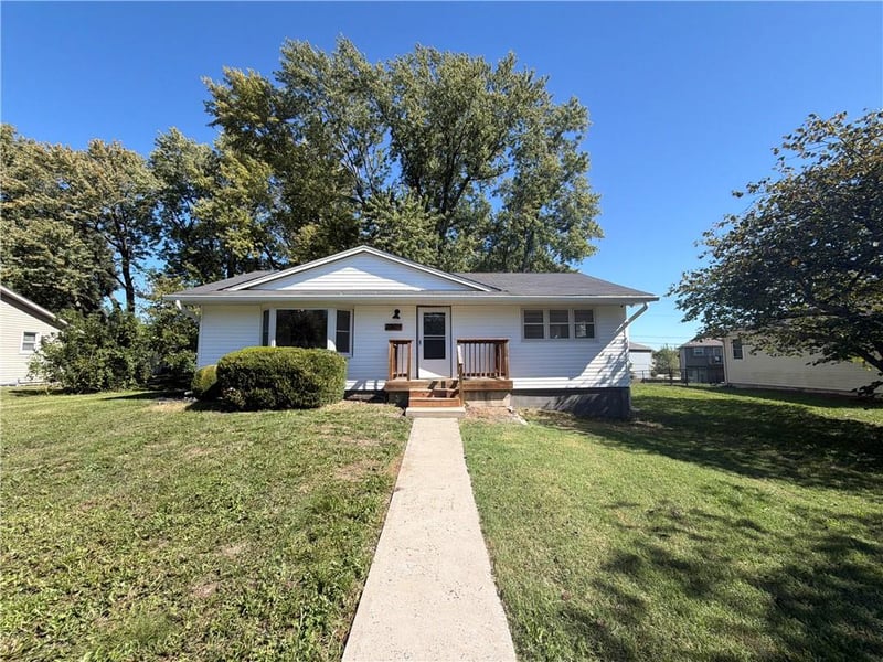 21809 S Peculiar Dr, Peculiar, MO 64078