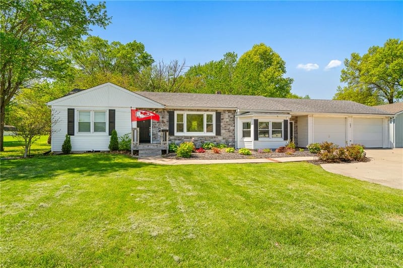 107 S Johnson Dr, Odessa, MO 64076