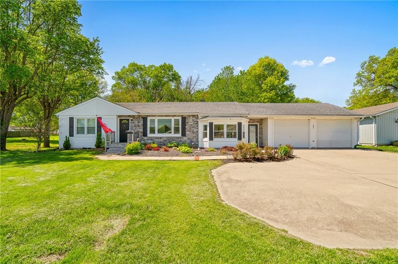 107 S Johnson Dr, Odessa, MO 64076