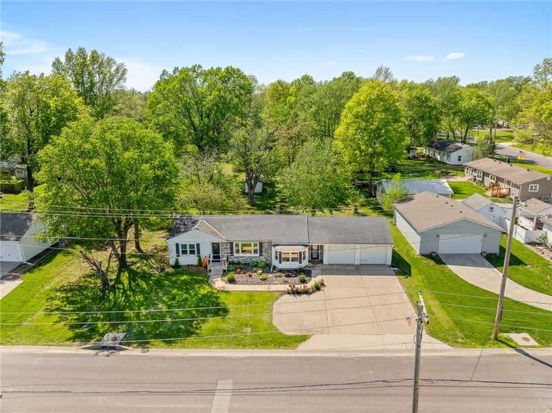 107 S Johnson Dr, Odessa, MO 64076