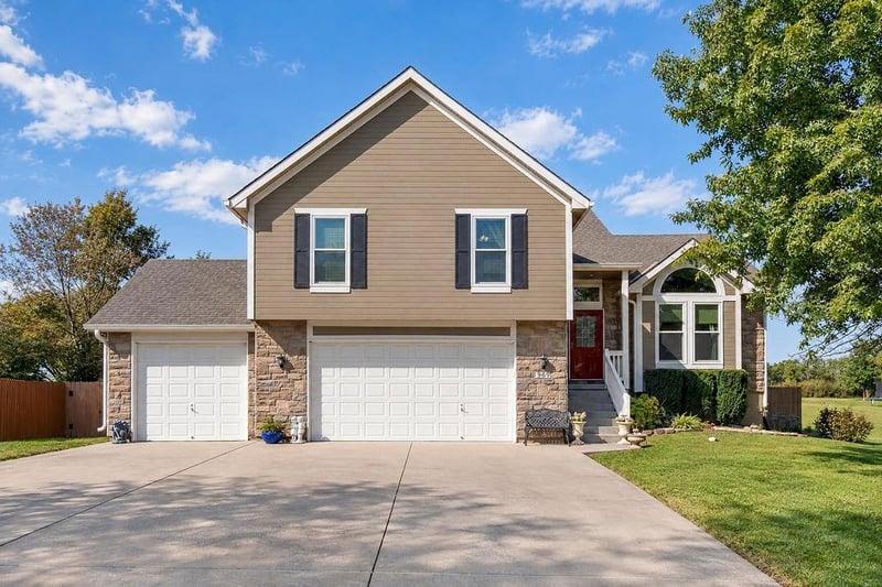 993 Sicklebar Dr, Peculiar, MO 64078