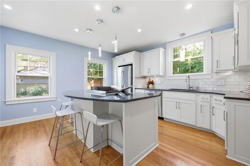6124 Oak St, Kansas City, MO 64113