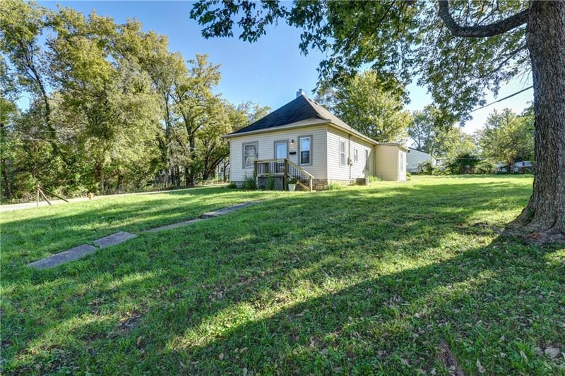 125 N Overton Ave, Independence, MO 64053