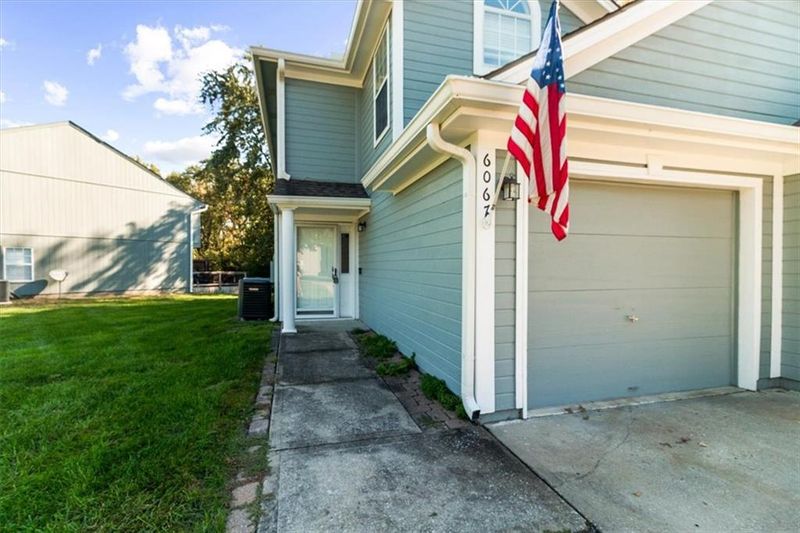 6067 NE Moonstone Dr, Lee's Summit, MO 64064