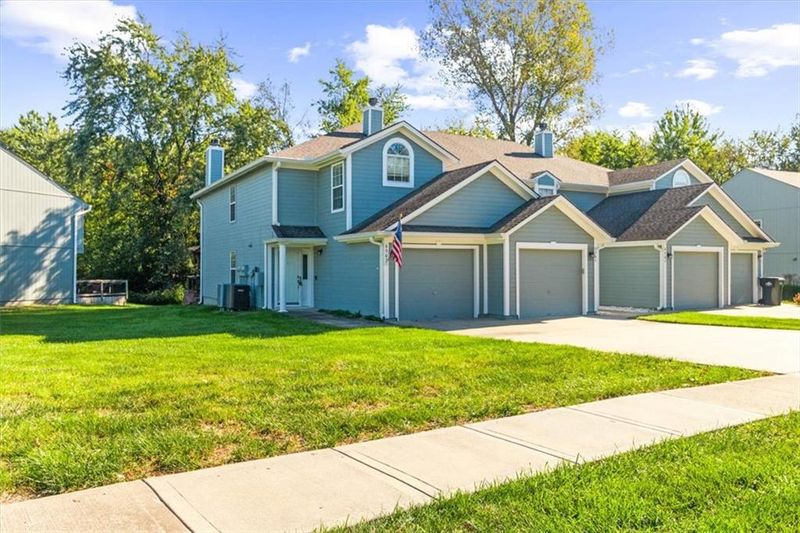 6067 NE Moonstone Dr, Lee's Summit, MO 64064