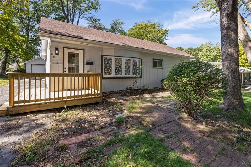 6912 N Harrison St, Gladstone, MO 64118