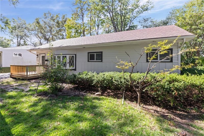 6912 N Harrison St, Gladstone, MO 64118