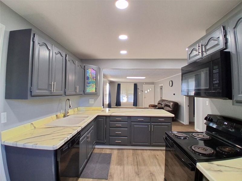 422 W 9th St, Pittsburg, KS 66762