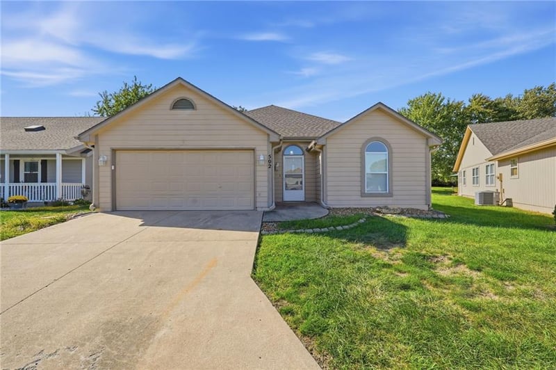 502 S Saturn Dr, Raymore, MO 64083