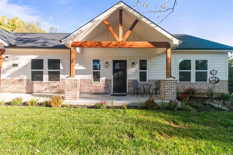 210 SW 7th St, Oak Grove, MO 64075