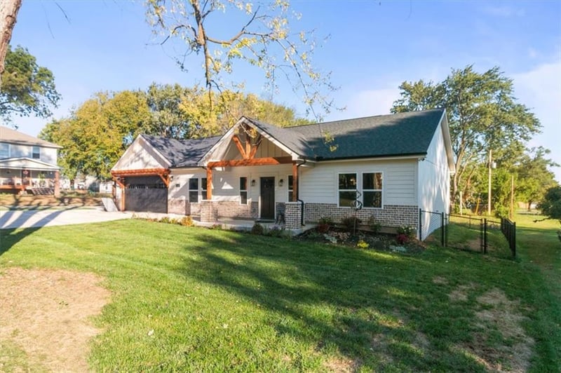 210 SW 7th St, Oak Grove, MO 64075