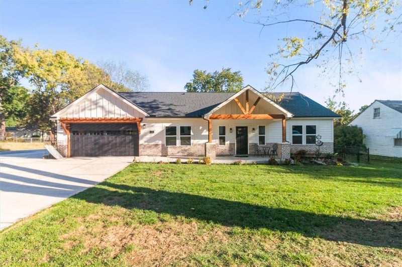 210 SW 7th St, Oak Grove, MO 64075