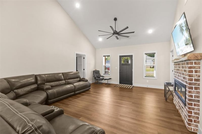 210 SW 7th St, Oak Grove, MO 64075