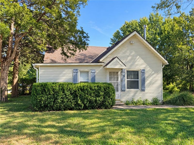 505 2nd Ave, Greenwood, MO 64034