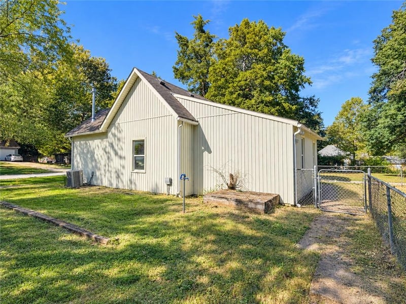 505 2nd Ave, Greenwood, MO 64034