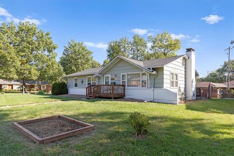 1606 NE 68th Pl, Gladstone, MO 64118