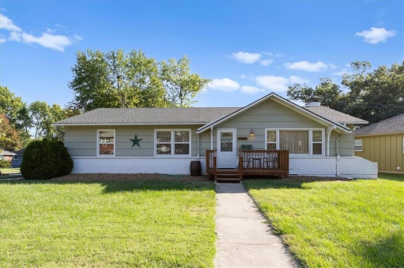 1606 NE 68th Pl, Gladstone, MO 64118