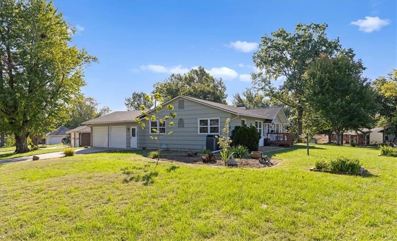 1606 NE 68th Pl, Gladstone, MO 64118