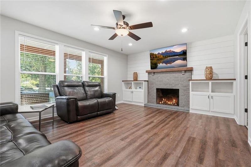 212 W Walnut St, Belton, MO 64012