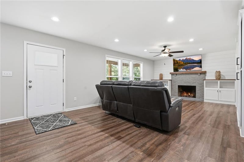 212 W Walnut St, Belton, MO 64012