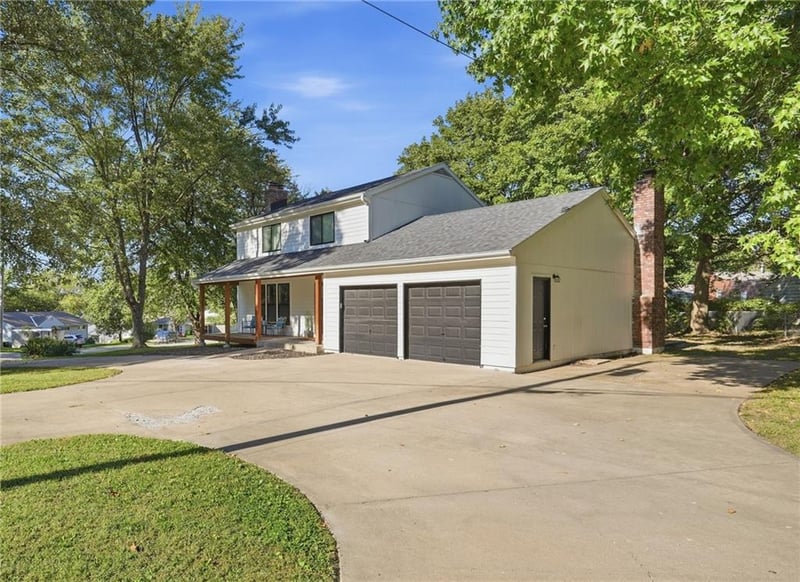 212 W Walnut St, Belton, MO 64012