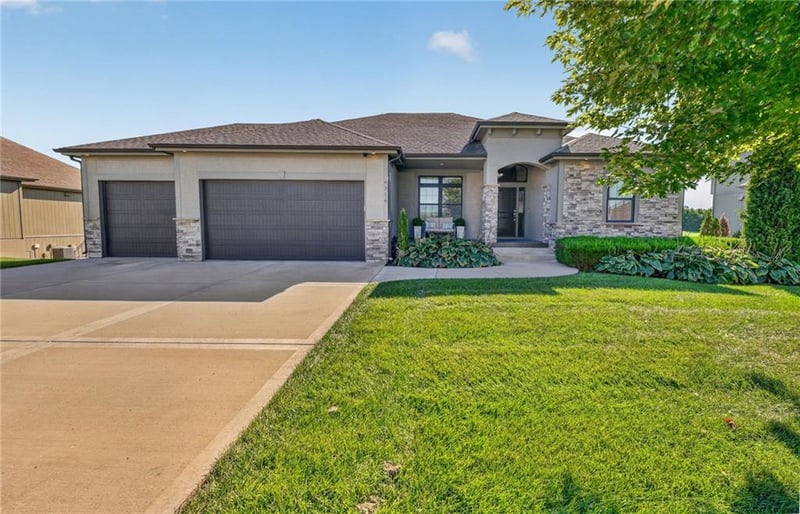 4316 S Stone Canyon Dr, Blue Springs, MO 64015